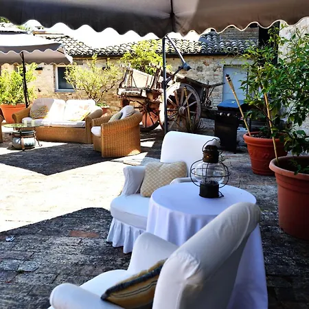 Πανσιόν Luzi, Casa Del Fattore, Piscina, Parcheggio E Giardino